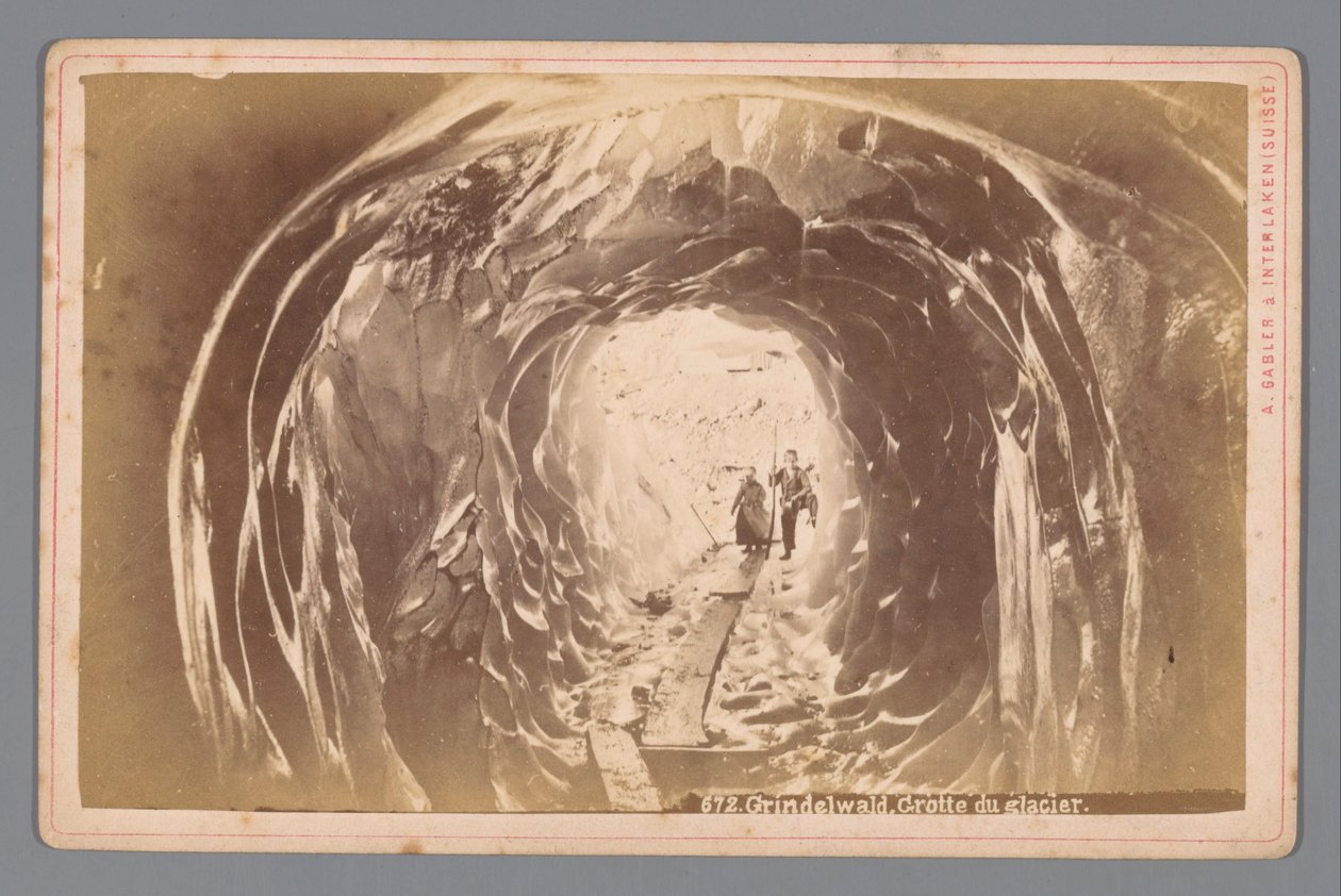 Emberek a svájci Grindelwald-gleccser barlangjában Grindelwald. Grotte du glacier (cím az objektumon) alkotó: Arthur Gabler