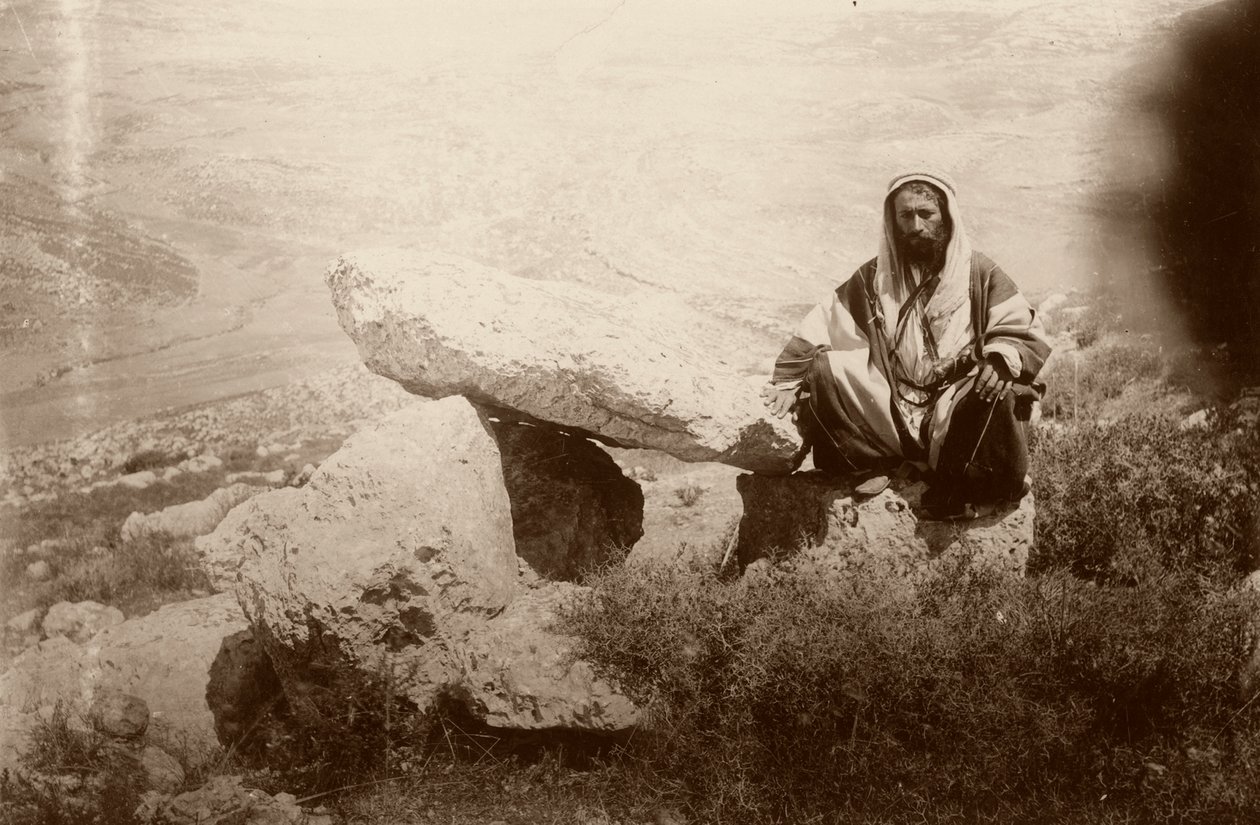 Dolmen és ember, Hesbantól (Hesban) nyugatra, 1881 alkotó: Arthur M. Mantell