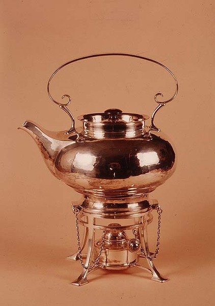 Vízforraló és szeszes égő, a Birminghami Kézműves Céh által, 1905-1910 körül (ezüstözött réz) alkotó: Arthur Stansfield Dixon
