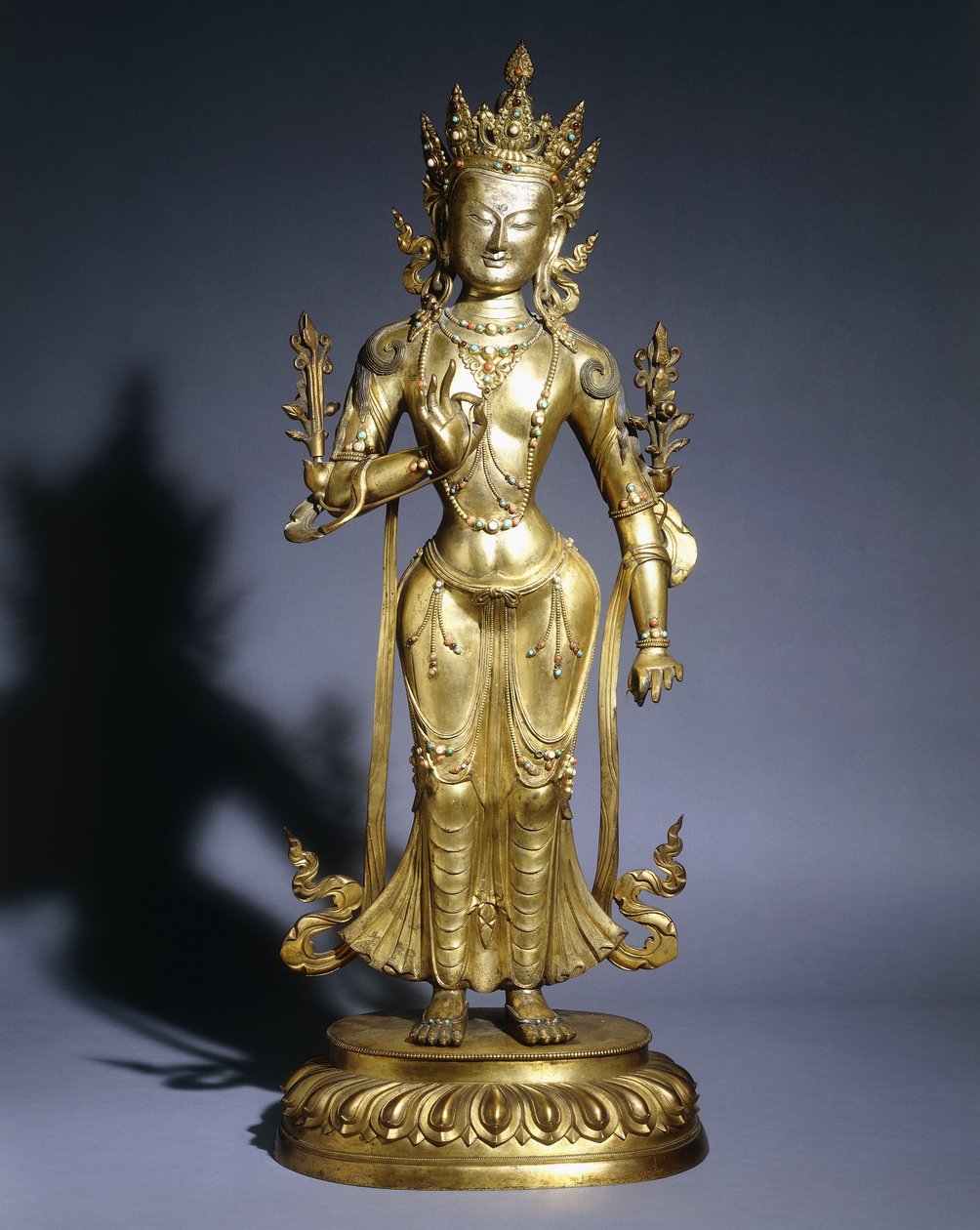 Padmapani aranyozott bronz alakja tribhangában, bodhiszattva ékszereket és koronát visel, XVIII. alkotó: Asian School