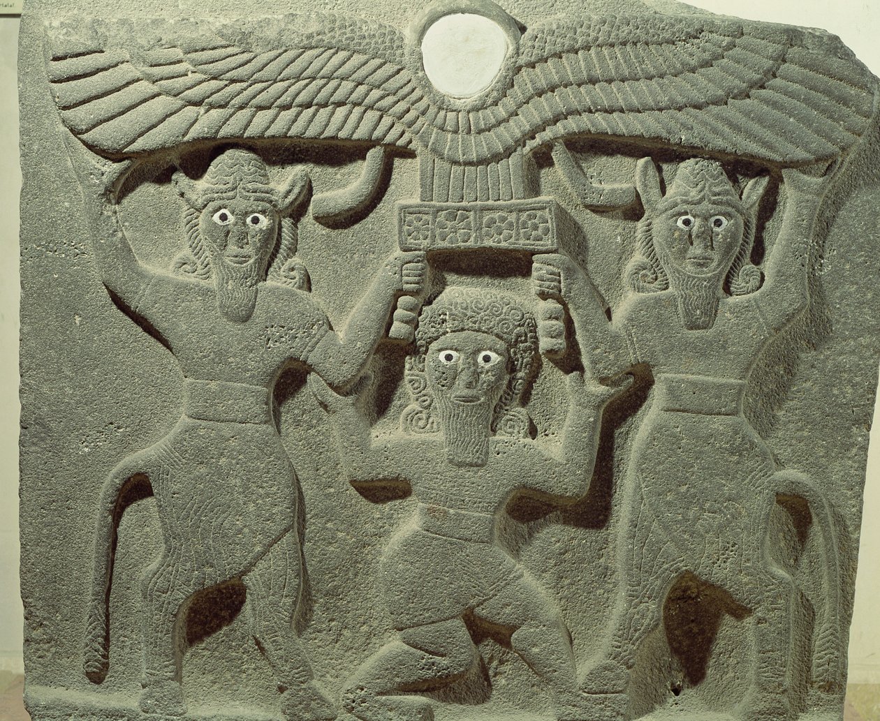 Dombormű, amely Gilgames-t ábrázolja két bikaember között, akik egy szárnyas napkorongot tartanak, Tell-Halafból, Szíria alkotó: Assyrian