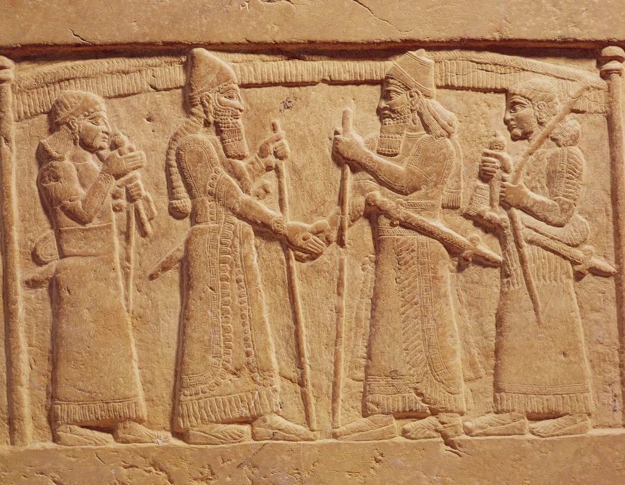 A dombormű III. Salmaneser asszír királyt (i.e. 858-824) ábrázol, aki találkozik egy babilóniaival alkotó: Assyrian