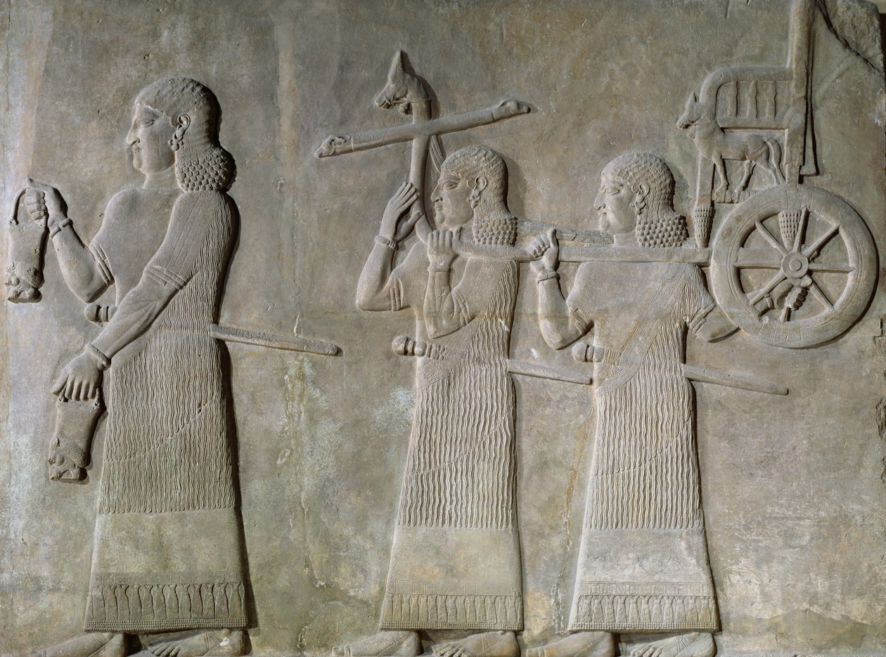Ivóedényt és királyi szekeret hordozó szolgákat ábrázoló dombormű az iraki Horsabadban lévő II. Sargon palotából alkotó: Assyrian