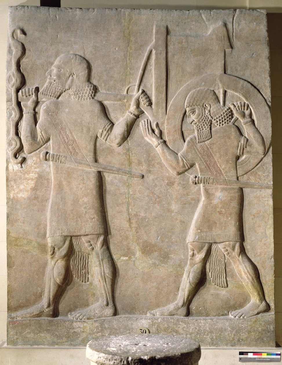 A király harci szekerét szállító két katonát ábrázoló dombormű, II. Sargon palotájából, Khorsabad, Irak (gipsz) alkotó: Assyrian