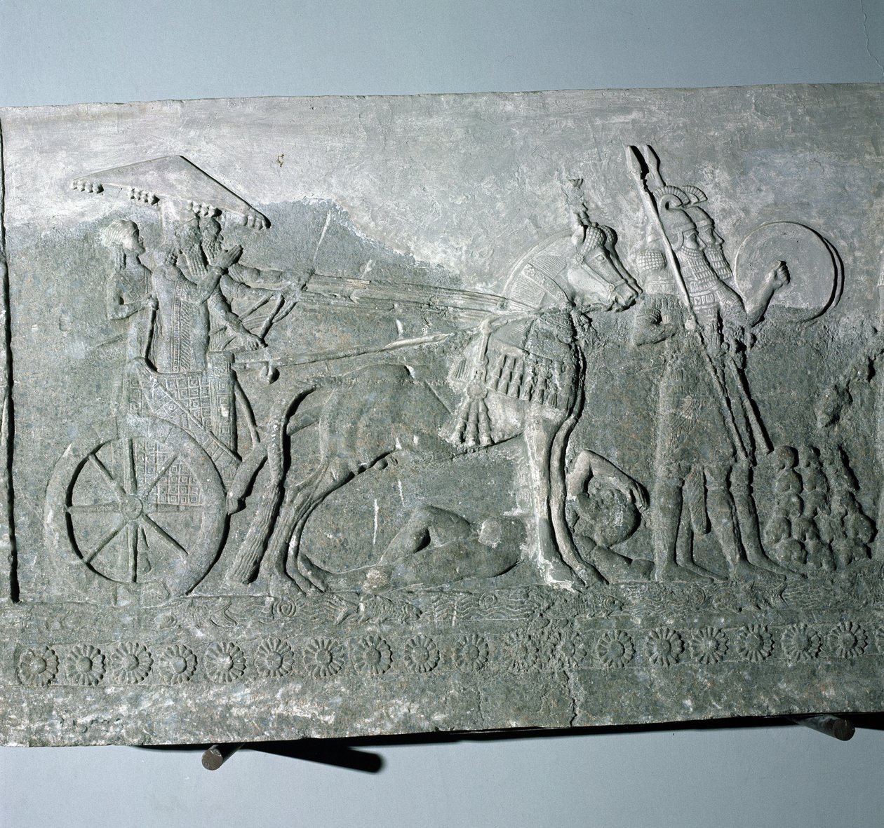 II. Sargon (Kr. e. 721-705) harci szekéren, II. Sargon palotájából Khorsabadban, Irakban alkotó: Assyrian