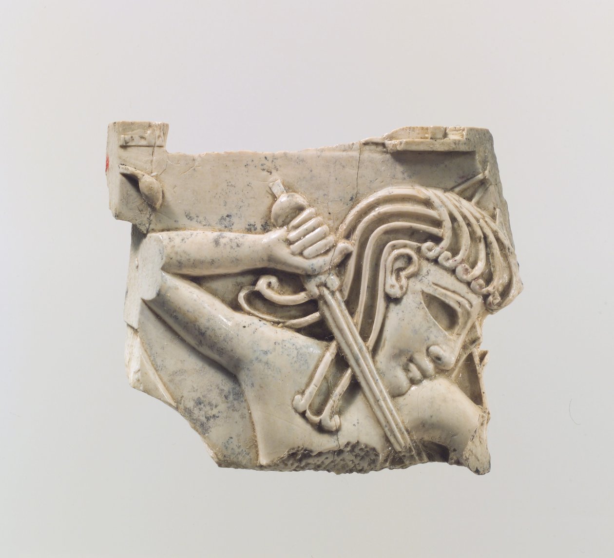 Cloisonné bútortábla kardot tartó figurával, Kr.e. 9–8. század (elefántcsont) alkotó: Assyrian