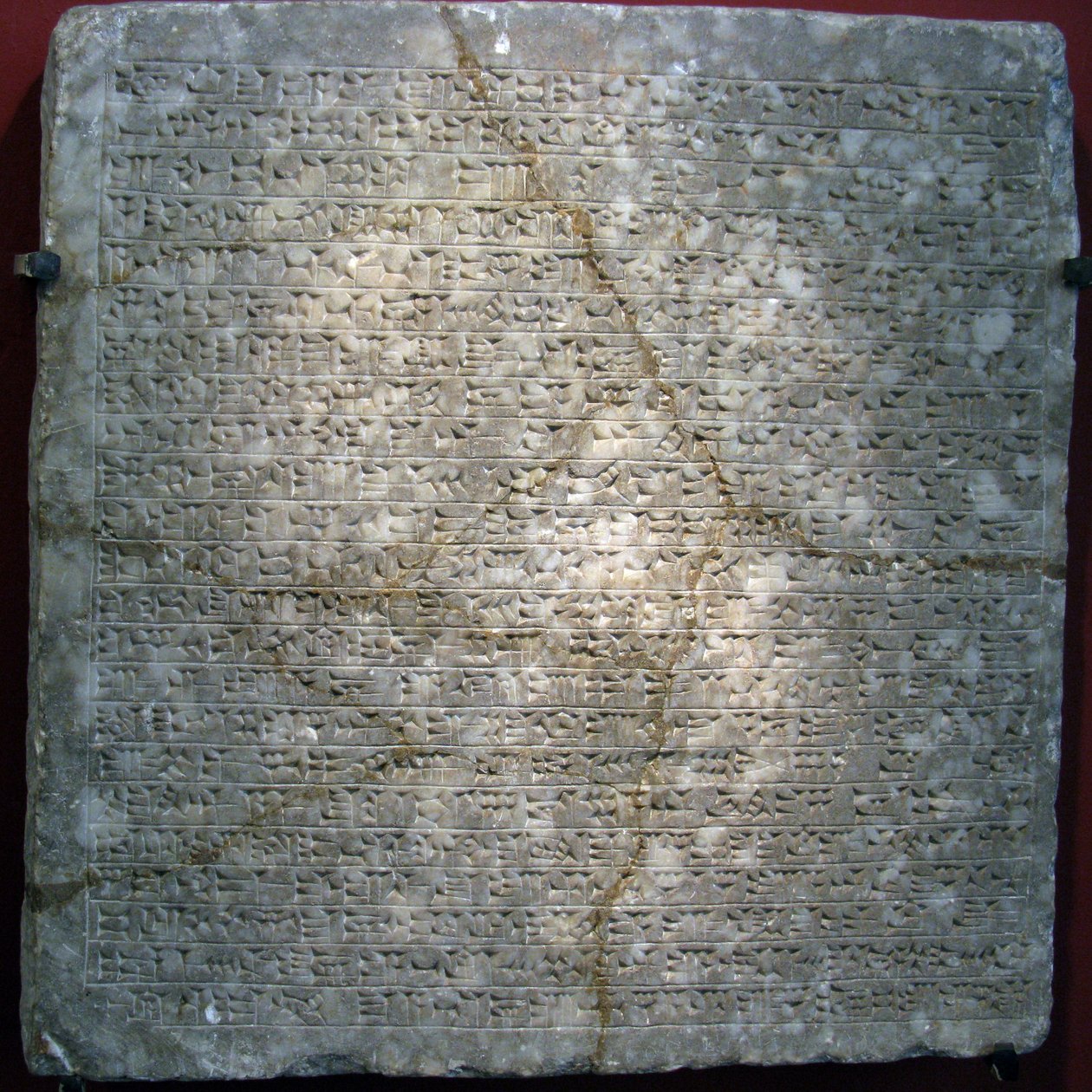 Ékírással vésett alabástromtábla II. Sargon (vagy Sharroukin, asszír király i.e. 722–705) erődjéből Dur Sharrukinban (ma Khorsabad, Irak). Asszír művészet, ókor, Kr.e. 8. század. Állami Ermitázs, Szent Péter alkotó: Assyrian