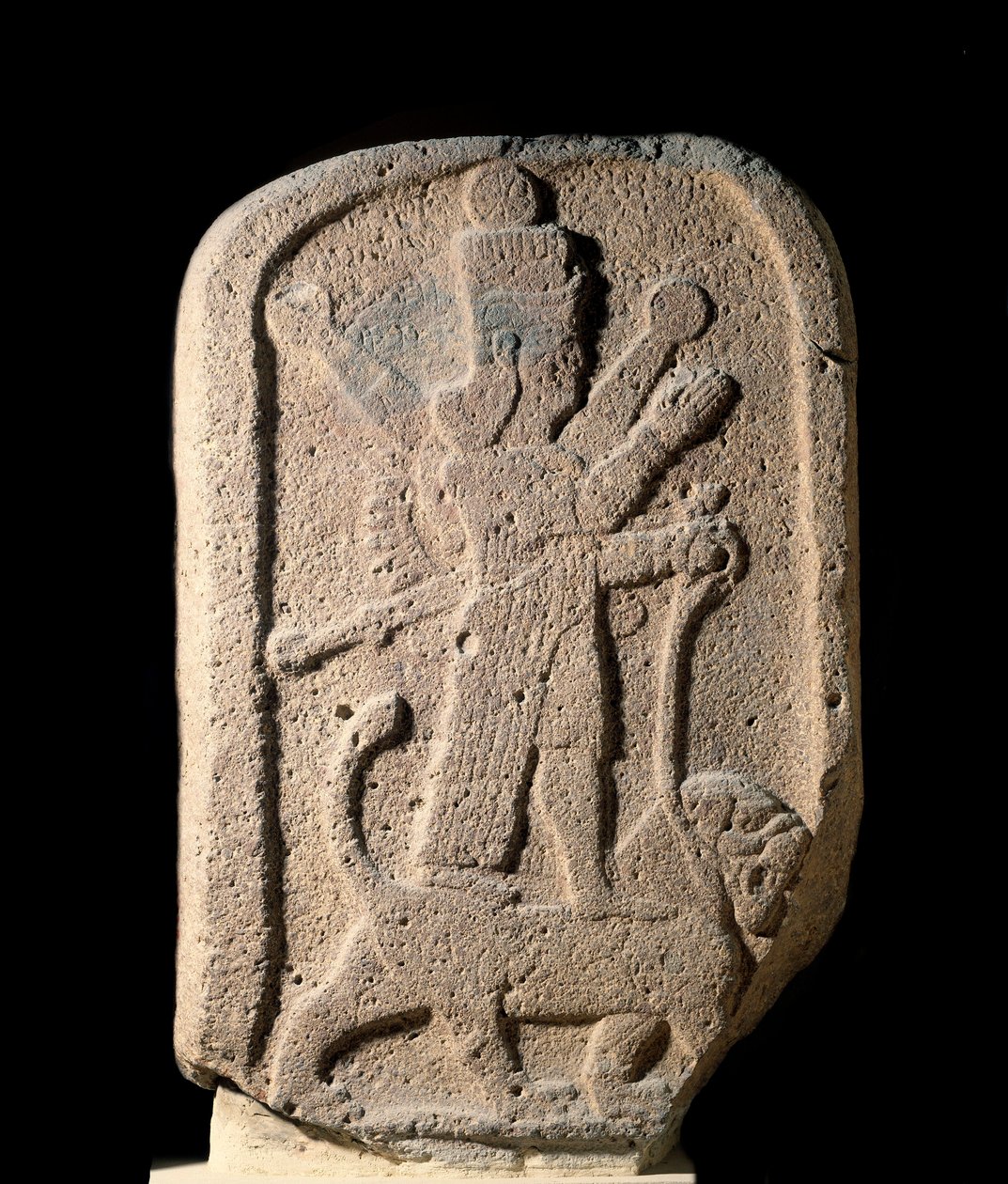 Sztélé, amely Arbeles Istar istennőjét ábrázolja, aki oroszlánt tart. Bazaltdombormű az újasszír időszakból (Kr. e. 1000-612) Kr. e. 8. század. Párizs, Louvre Múzeum alkotó: Assyrian