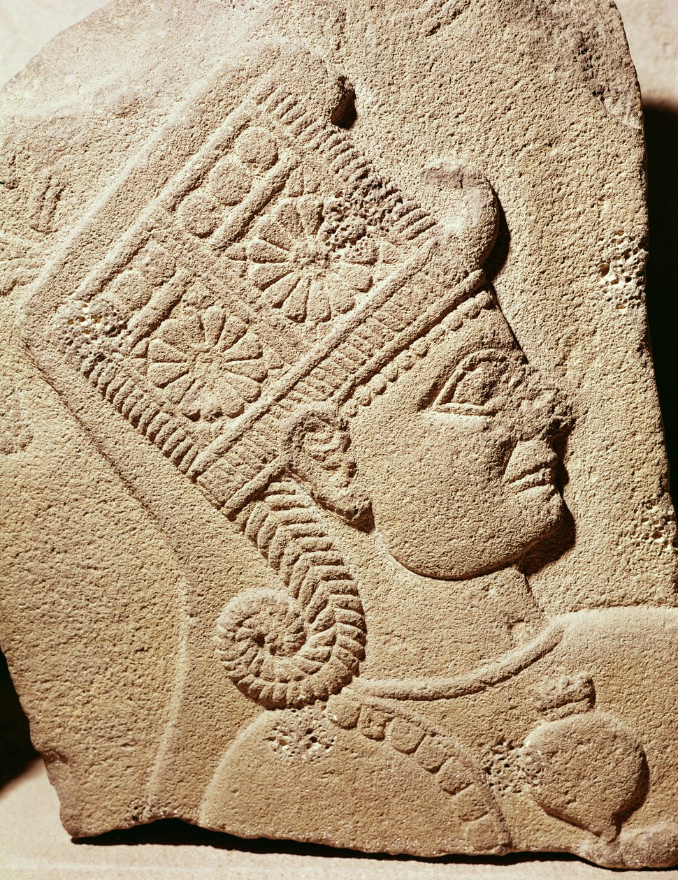 Egy fiatal herceg fejét ábrázoló dombormű, a törökországi Karkemisből, neo-hettita, Kr.e. 10-8. alkotó: Assyrian School