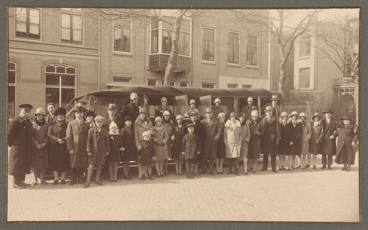 Csoportportré a „Gelria” esernyőgyár munkatársairól Arthur Schnitzler igazgatóval és feleségével az 1928-as 40. évforduló alkalmából alkotó: Atelier Grijpink