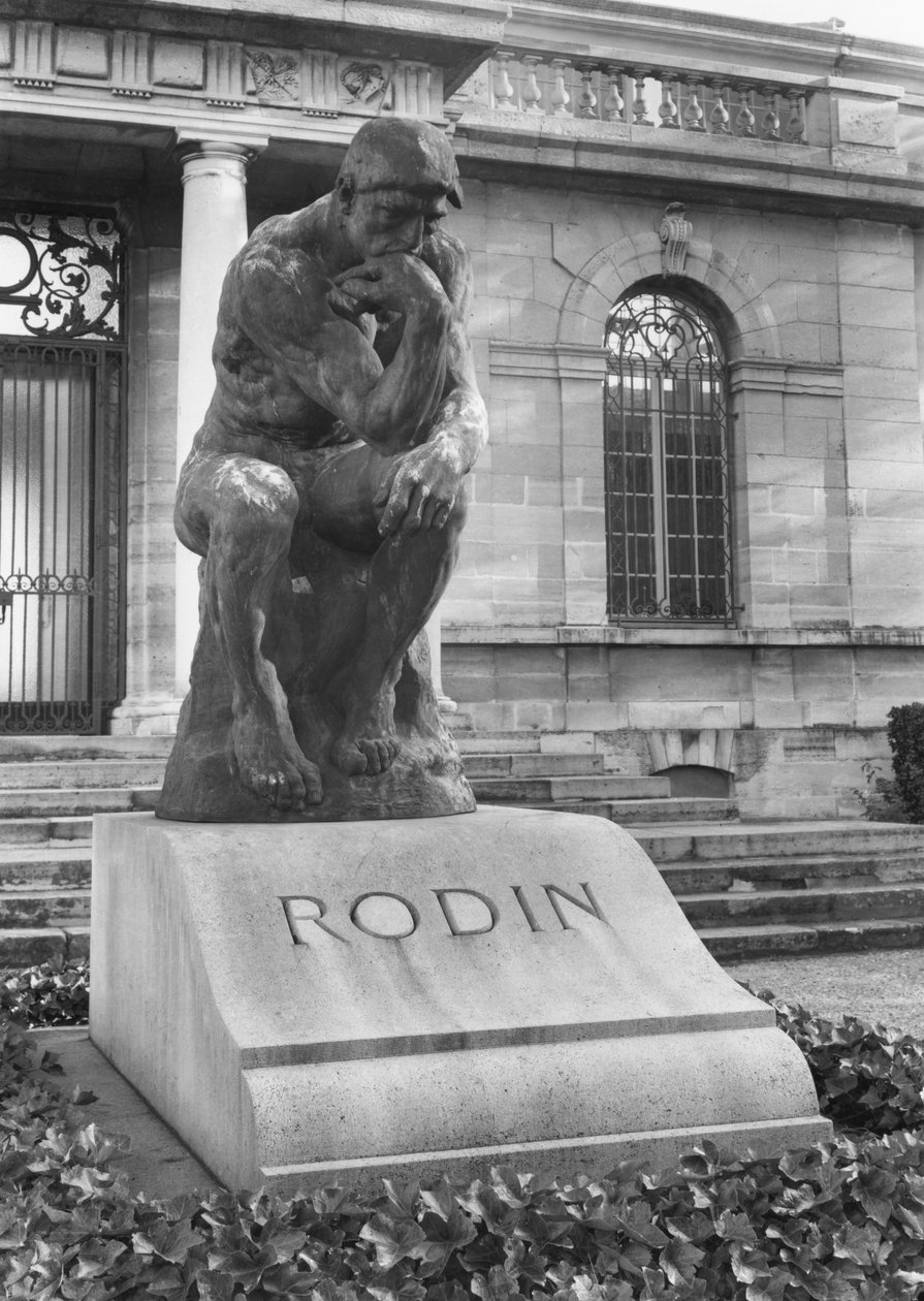 A Gondolkodó szobra Auguste Rodin sírján a Villa des Brillants parkjában (márvány) alkotó: Auguste Rodin