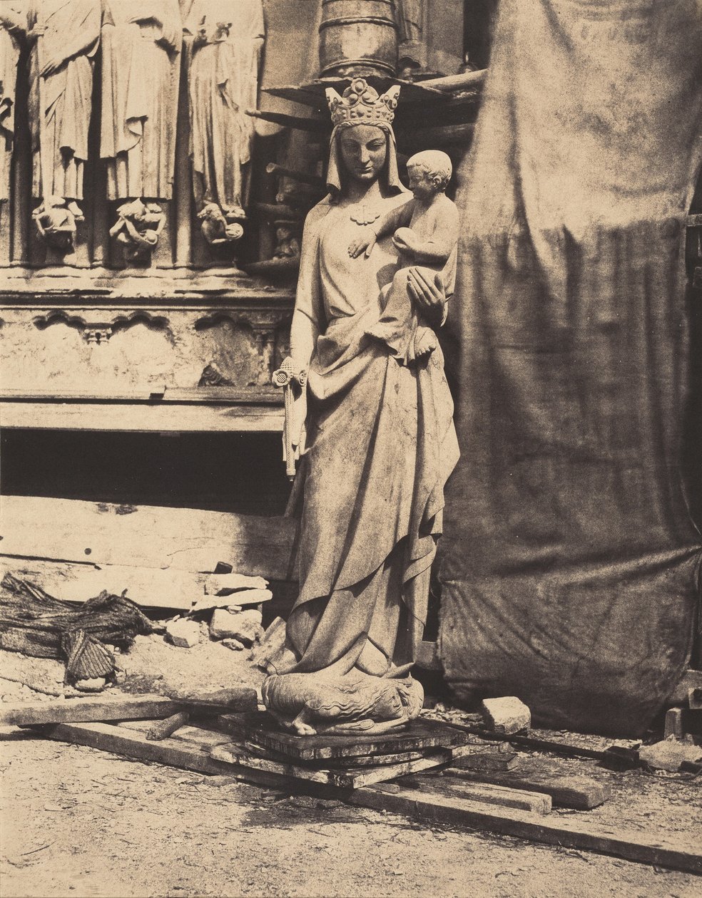Madonna és gyermeke, Geoffroy-Dechaume szobra, Notre-Dame székesegyház, Párizs, 1854 körül (fotó) alkotó: Auguste Mestral