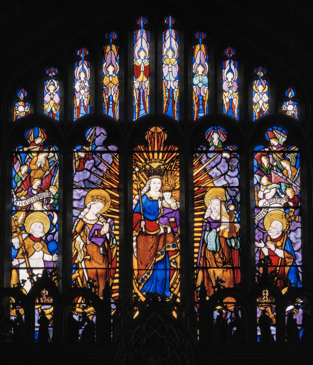 Az apszis központi ablaka, Szűz és gyermek a szentekkel, 1837 (ólomüveg) alkotó: Augustus Welby Northmore Pugin