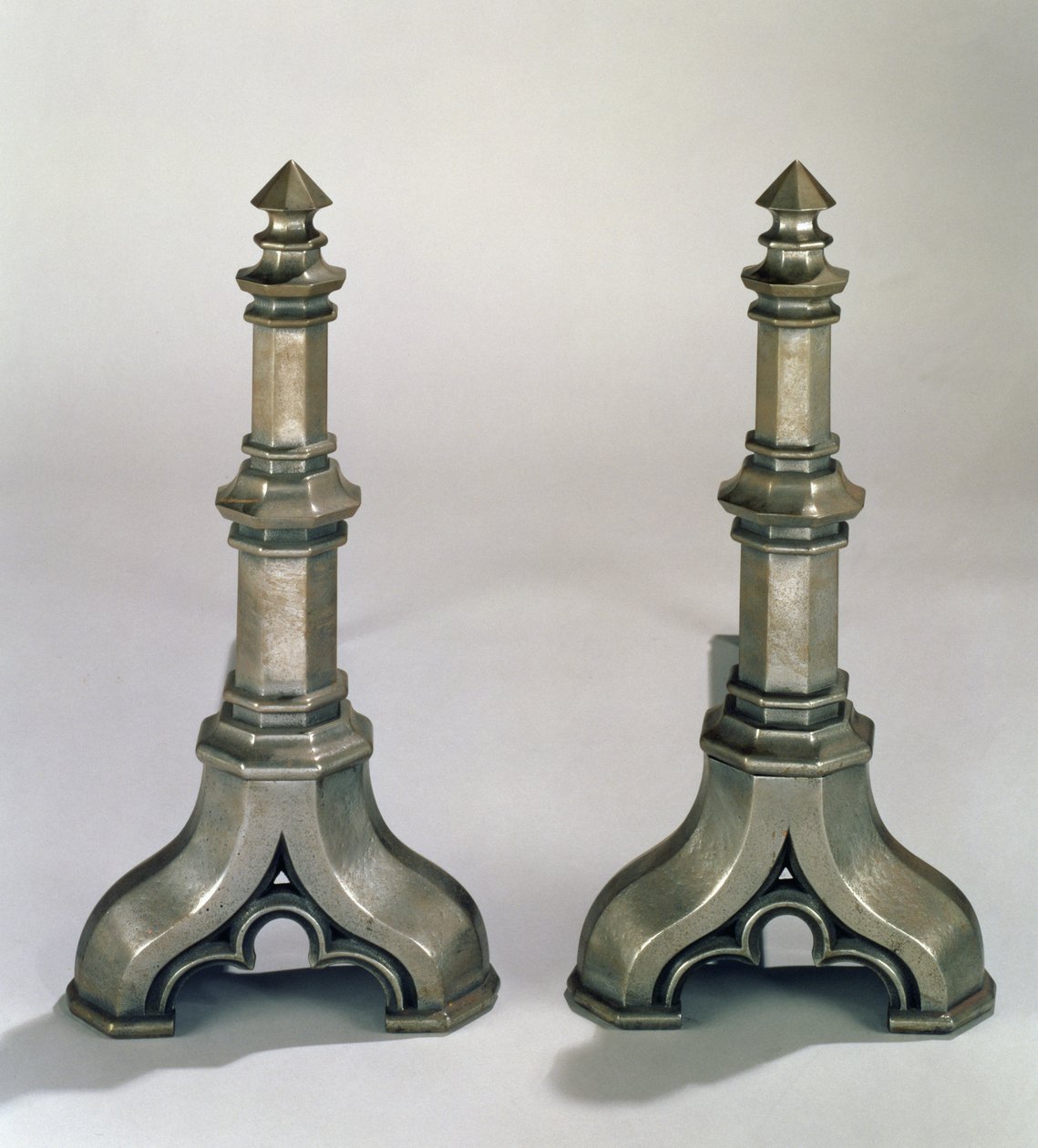 Gótikus stílusú Andiron pár, 1836 körül (acélöntvény) alkotó: Augustus Welby Northmore Pugin