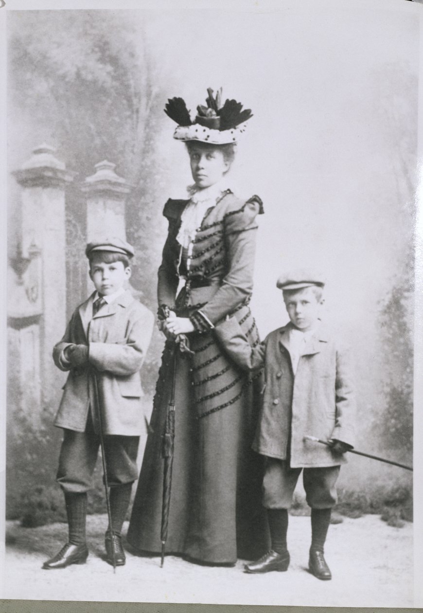 William Lawrence Bragg (1890-1971) édesanyjával és testvérével Adelaide-ben, 1895 körül alkotó: Australian Photographer