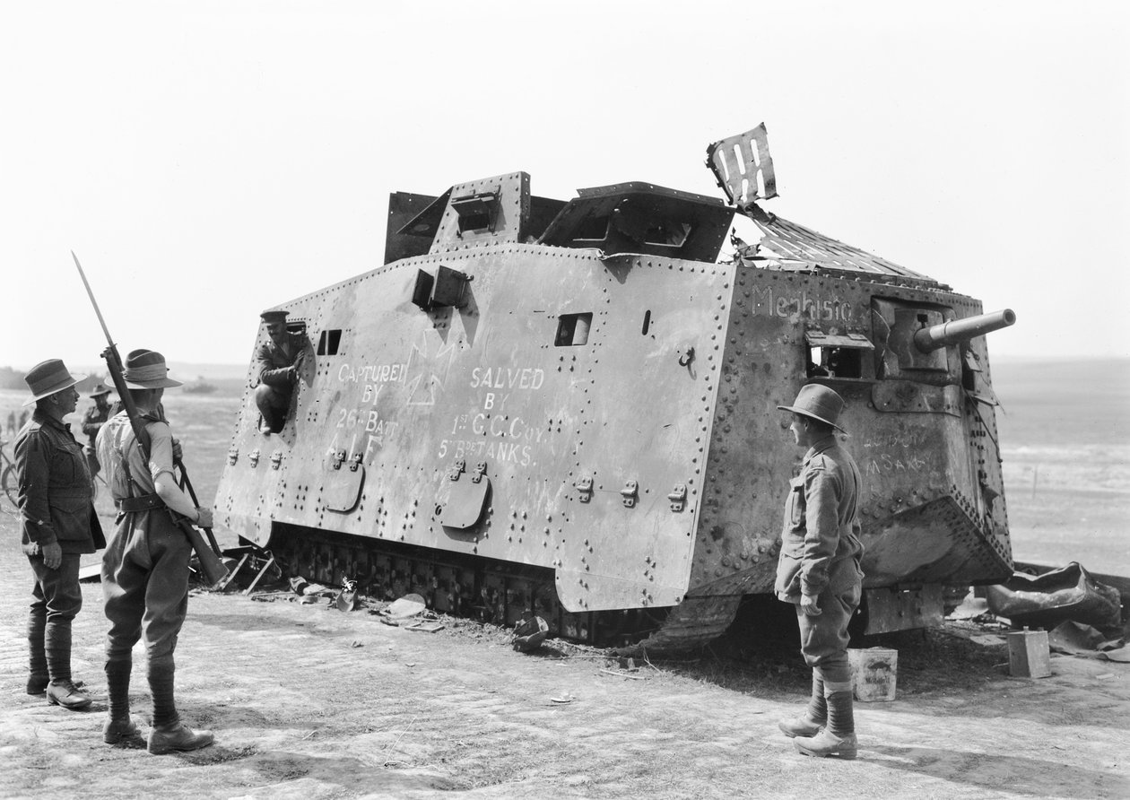 Egy német harckocsit a 26. zászlóalj fogságába esett a Villers-Bretonneux melletti Monument Woodnál 1918. július 14-én, majd az 5. brit harckocsidandár az Ausztrál Háborús Múzeumba mentett augusztus 4-én. alkotó: Australian Photographer