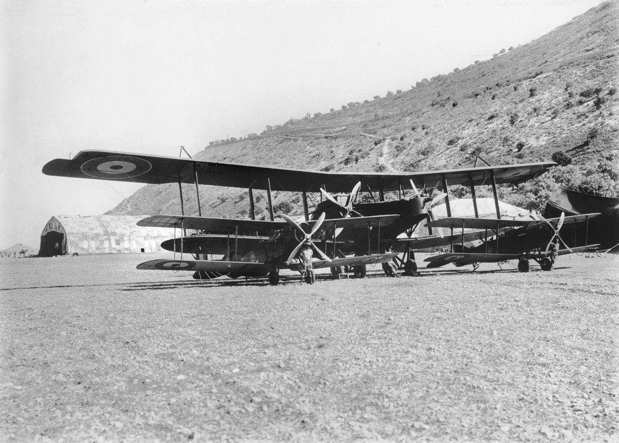 Egy Handley-Page 0400 típusú repülőgép néhány Bristol Fighter géppel az Australian Flying Corps haifai repülőterén. Ross Macpherson Smith kapitány gyakran vezette ezt a repülőgépet 1918-ban (bw photo alkotó: Australian Photographer