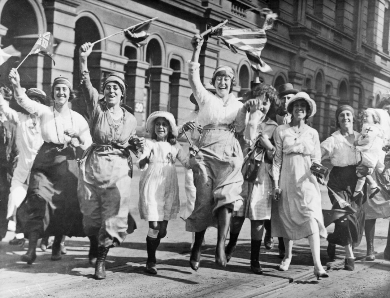 Nők és gyerekek egy csoportja örvendezett Sydney egyik utcájában a fegyverszünet aláírásakor, 1918. november 11-én alkotó: Australian Photographer