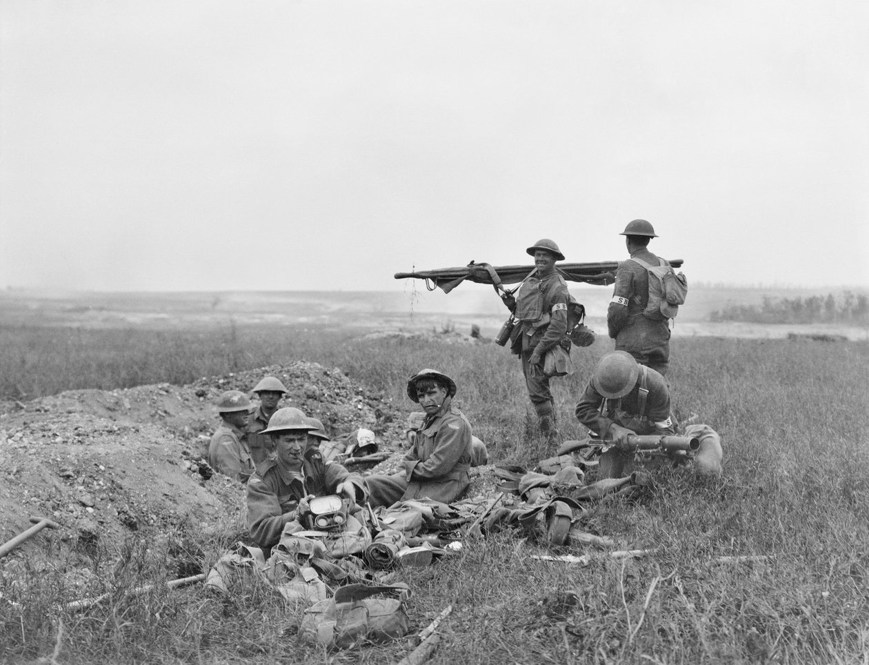 Jelenet a hameli csata során, amely amerikai és ausztrál hordágyhordozókat mutatja be, akik együtt dolgoznak a frontvonalban, miután a gyalogság elhaladt, 1918. július 4. alkotó: Australian Photographer