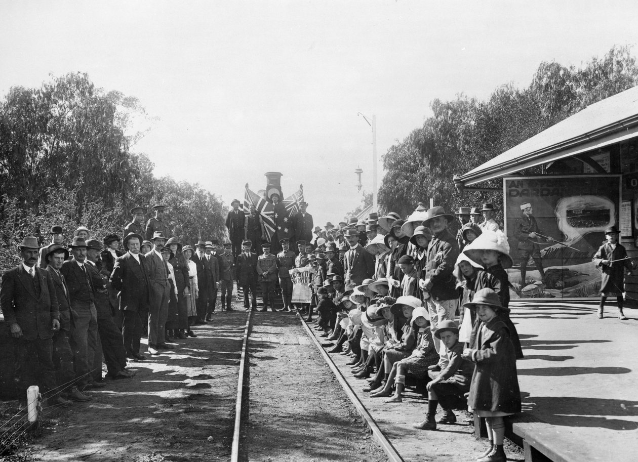Toborzó túravonat a vasútállomáson a város néhány polgárával (Donor Queensland Toborzó Bizottság), Wallumbilla, Queensland, 1916 körül alkotó: Australian Photographer