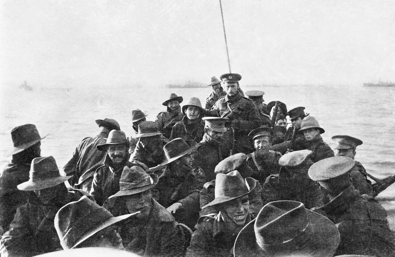 Kilátás az ausztrál 1. hadosztály jelzőtársaság azonosítatlan embereit szállító mentőcsónakra, amint az Anzac Cove felé vonszolják őket a partraszállás napján, 1915. április 25-én reggel 6 órakor (bw phot alkotó: Australian Photographer
