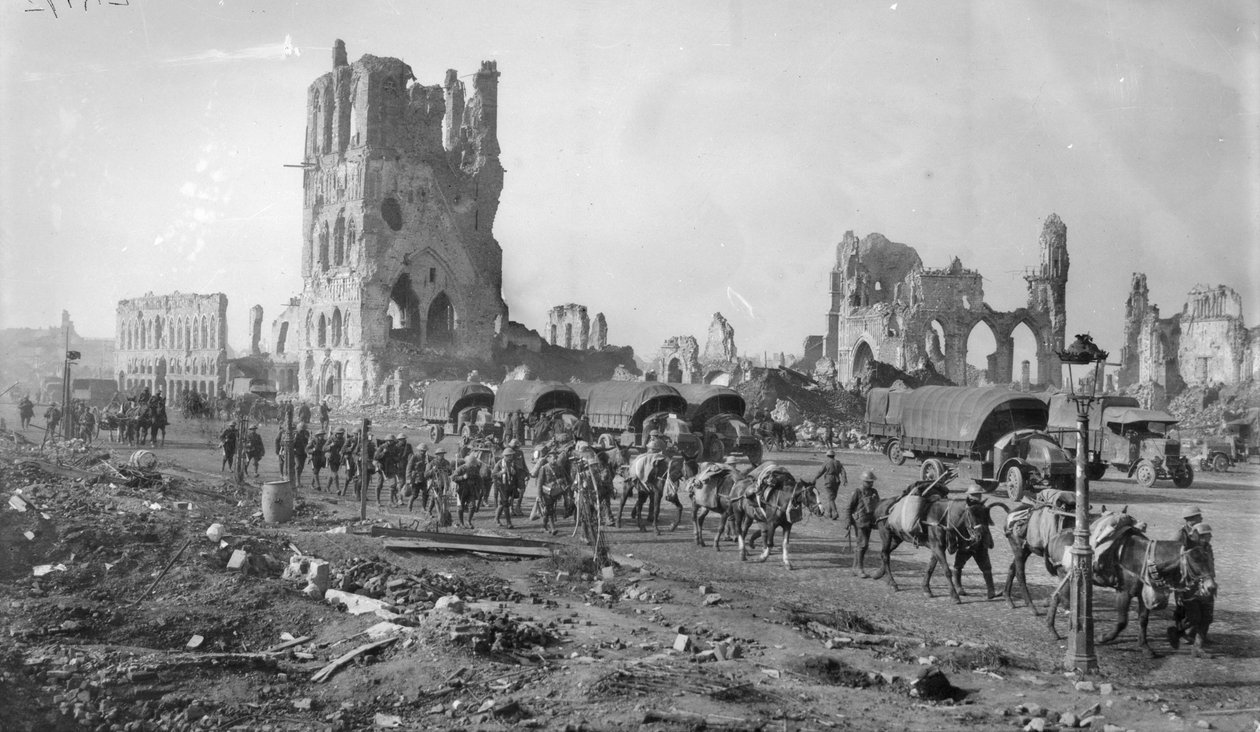 Azonosítatlan ausztrál géppuska részleg tömött lovakkal a Posztócsarnok romjai mellett. Jegyezze meg, hogy több motoros teherautó parkolt a háttérben, 1917. október 19 alkotó: Australian Photographer