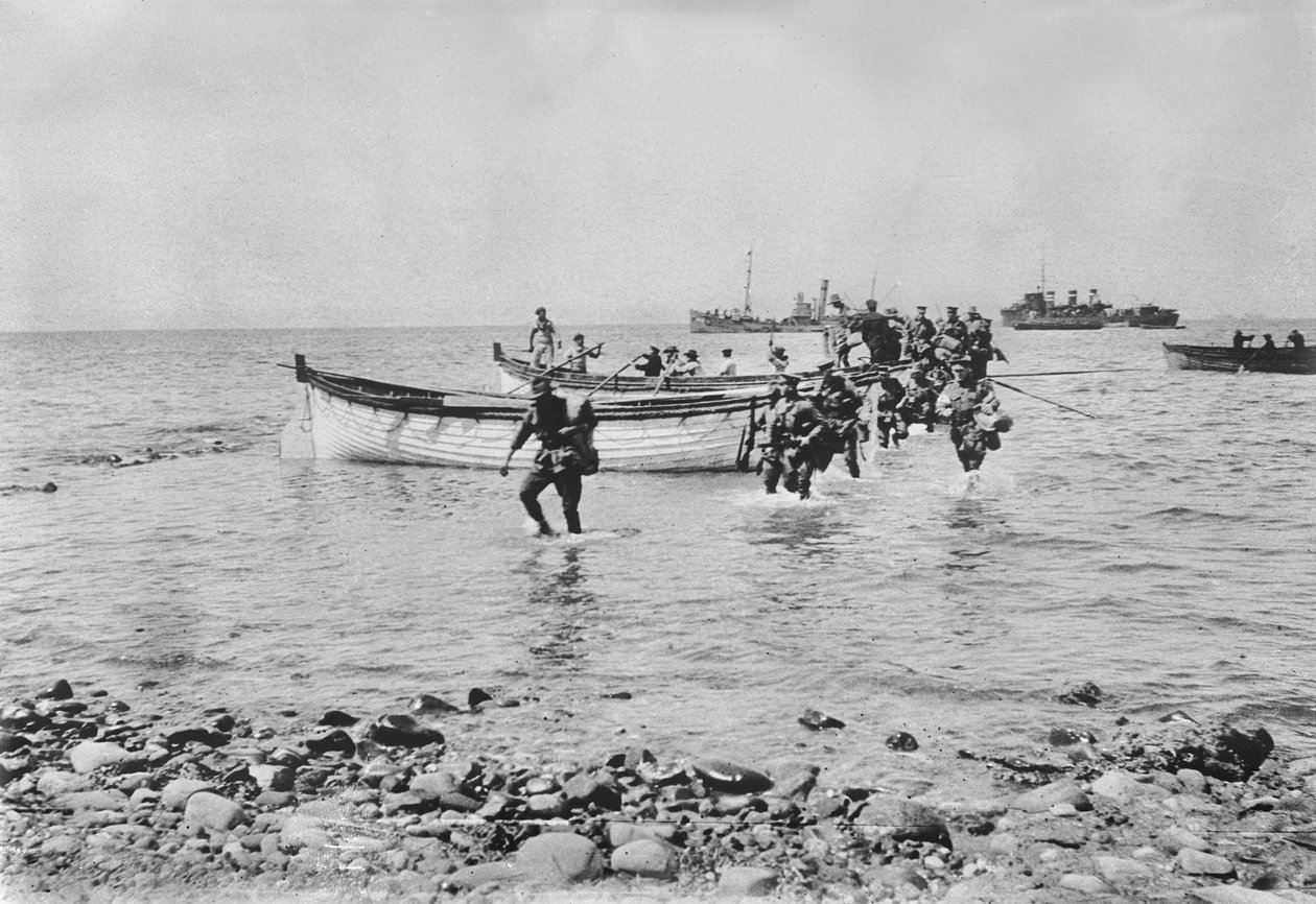 Ausztrál katonák gázolnak át a vízen, amint partra szállnak a gallipoli Anzac Cove-nál 1915. április 25-én, miután a háttérben lévő nagyobb hajókról partraszálló csónakokon szállították őket, 1915. április 25. alkotó: Australian Photographer