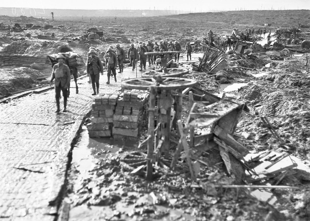 Ausztrál csapatok haladnak el az Idiot Cornerhez vezető vágányon, Westhoek Ridge-nél, az Ypres szektorban, 1917. október 28. alkotó: Australian Photographer
