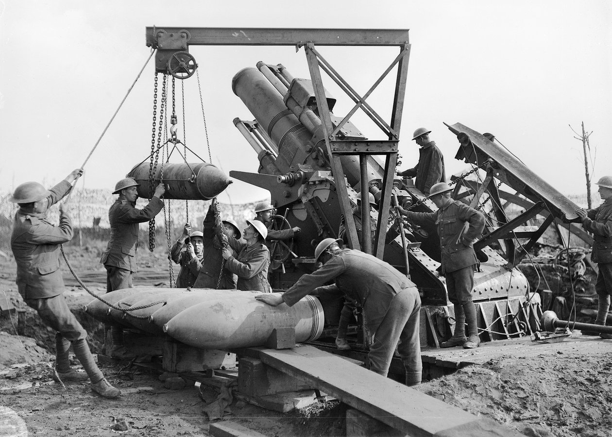 A Királyi Tengerészgyalogság 2 ágyús legénysége tölti a Grannyt, egy 15 hüvelykes Howitzert (nehéztüzérségi löveg), a Menin út közelében, az Ypres szektorban, 1917. október 5. alkotó: Australian Photographer