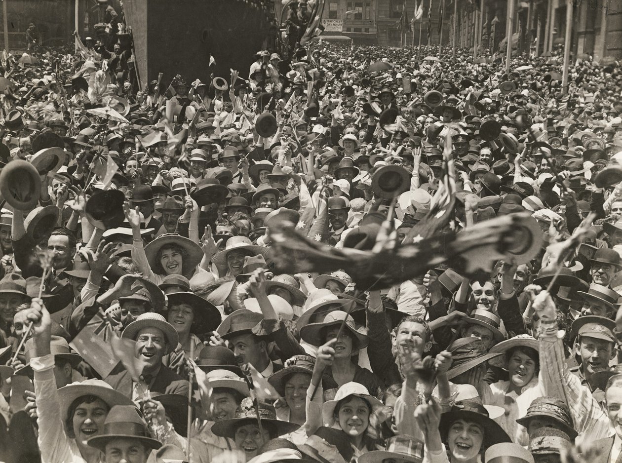 A sydney-i Martin Place-ben tömeg ünnepli a fegyverszünet aláírásának hírét, 1918. november 11. alkotó: Australian Photographer