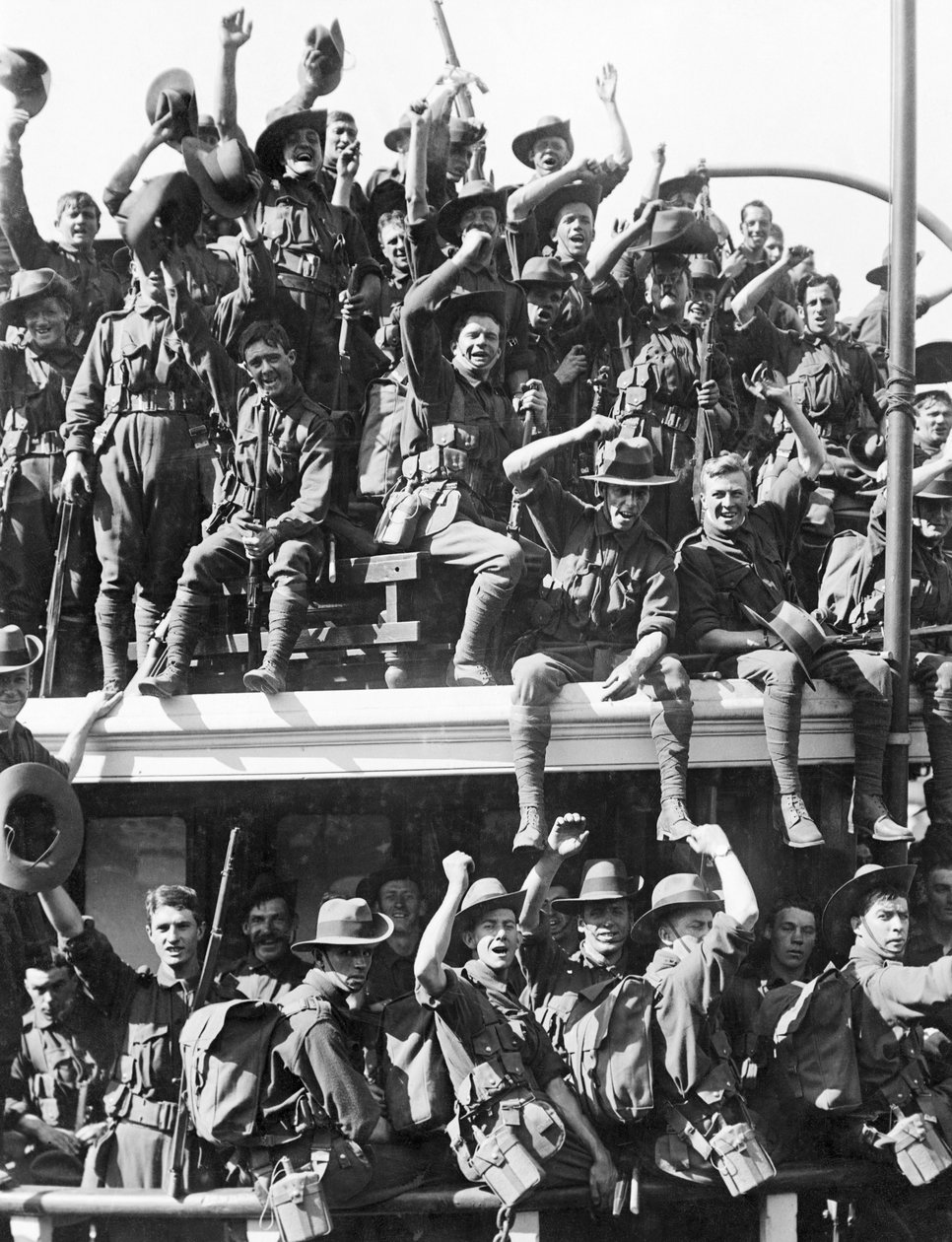 Az Ausztrál Haditengerészeti és Katonai Expedíciós Erők (AN&MEF) beszállása Új-Guineába, 1914. augusztus 19. alkotó: Australian Photographer