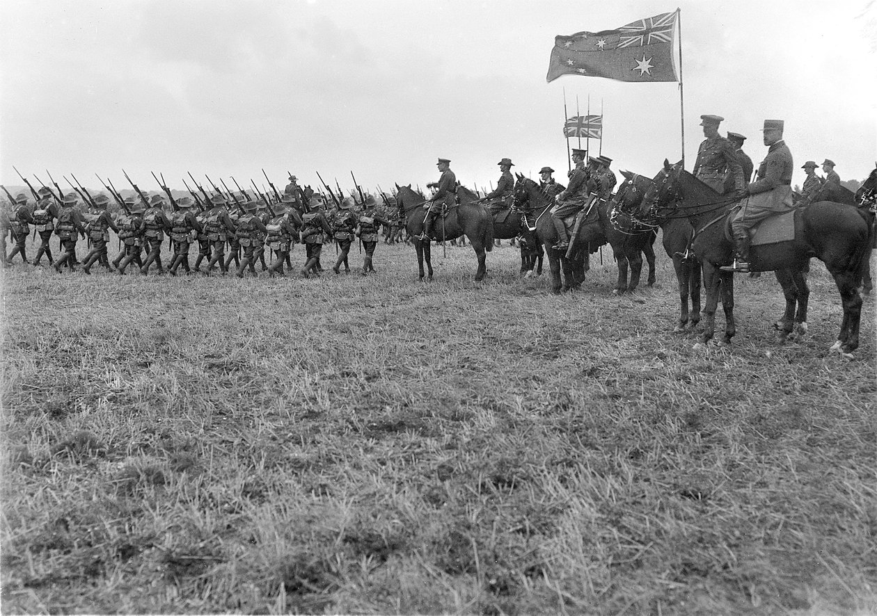 Sir Douglas Haig tábornagy felülvizsgálja az 5. ausztrál hadosztályt Ebblinghemben, 1917. augusztus 29. alkotó: Australian Photographer
