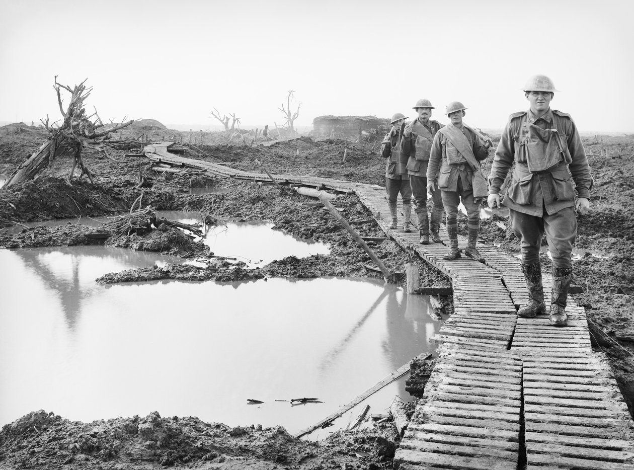 Négy ausztrál katona sétál a kacskaringós pályán Tokióban, Zonnebeke közelében, az Ypres szektorban, az ország egy részén, amelyet az ausztrálok elfoglaltak a harmadik csata harcaiban. alkotó: Australian Photographer