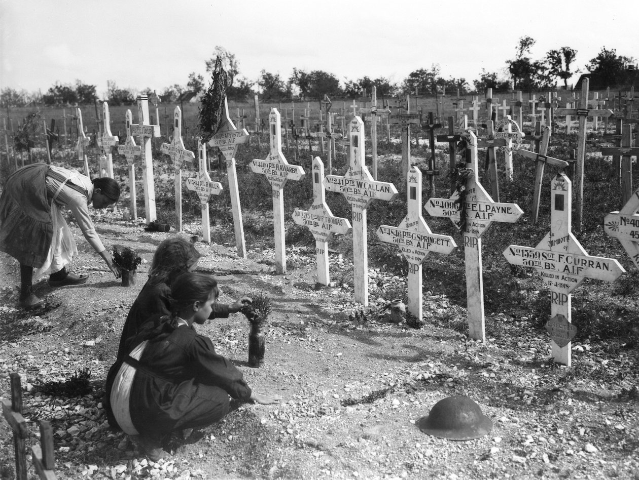 Sírokat gondozó francia gyerekek a nyugati fronton csatában elesett ausztrálok Adelaide temetőjében, Villers-Bretonneux, Franciaország 1919. augusztus 26. alkotó: Australian Photographer