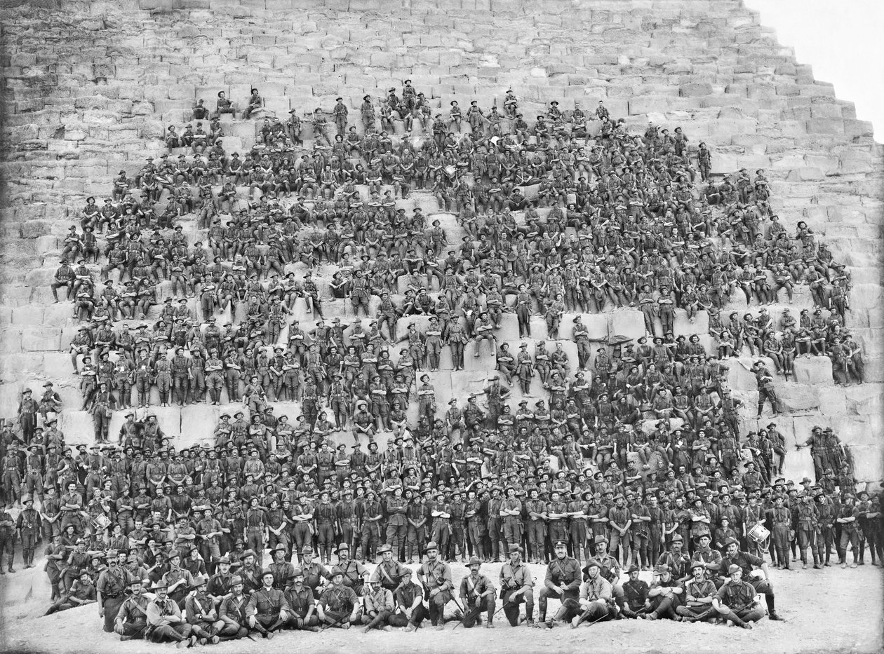 Csoportportré a 11. zászlóalj 3. dandár 3. dandár összes eredeti tisztjéről és emberéről, 1915. január 10. alkotó: Australian Photographer
