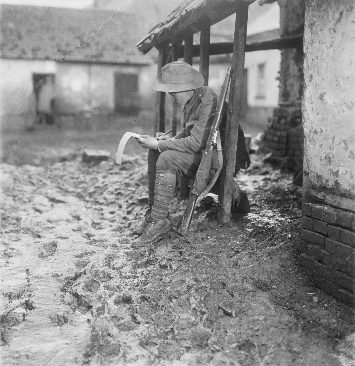 Forgácsokban Flessellesben. Az ausztrál 2. zászlóalj tagja folytatta levelezését, 1916. november 17-30. alkotó: Australian Photographer