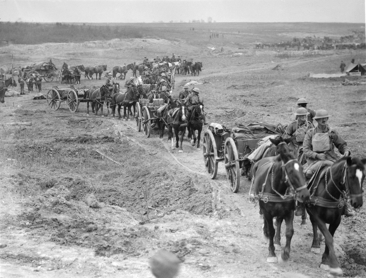 Az ausztrál tábori tüzérség 6. dandárjának katonái lőszert szállítanak az ágyúkhoz a Hindenburg-vonalon keresztül Bellicourt közelében, 1918. október 4. alkotó: Australian Photographer