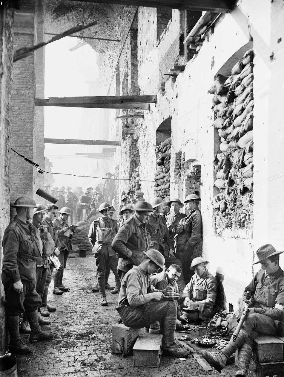 A 2. ausztrál gyalogzászlóalj tagjai tömbjükön kívül az ypresi lovassági laktanyában, 1917. november 1. alkotó: Australian Photographer