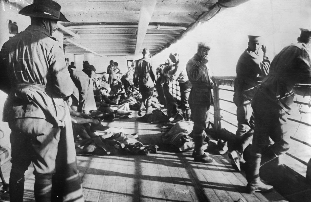 A 3. zászlóalj emberei pihennek az SS Derfflinger szállító fedélzetén, közvetlenül az Anzac Cove-i partraszállás előtti reggelen, 1915. április 24-én. alkotó: Australian Photographer