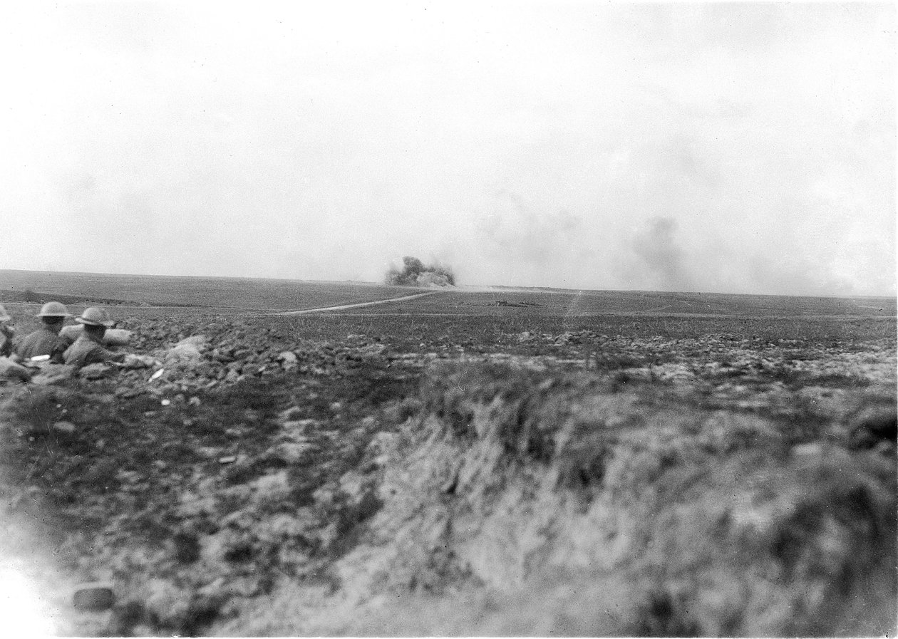 Megfigyelők (a bal oldalon), ahogy az ausztrál tüzérség a Hindenburg-vonalon 1917. május 27-én a németek ágyúzását figyeli alkotó: Australian Photographer