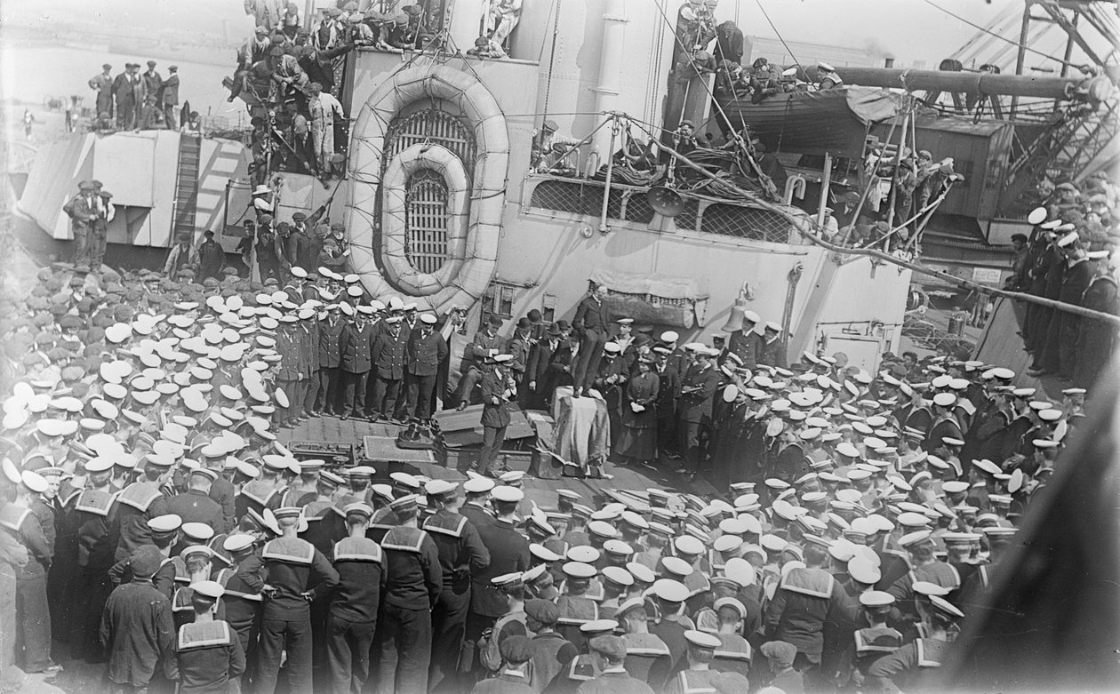 Tengerészek tolonganak az ausztrál miniszterelnök, Hon William Morris (Billy) Hughes körül, amint beszédet mond nekik a HMAS Australia fedélzetén az angliai Devonban található hajógyárban, 1916. május 21. alkotó: Australian Photographer