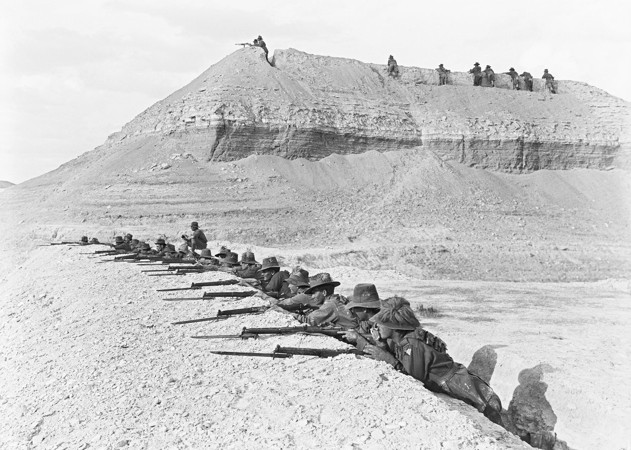 Az 5. ausztrál könnyűlovas brigád embereinek oldalnézete készenlétben a hídfő egy szakaszán, 1918. április alkotó: Australian Photographer