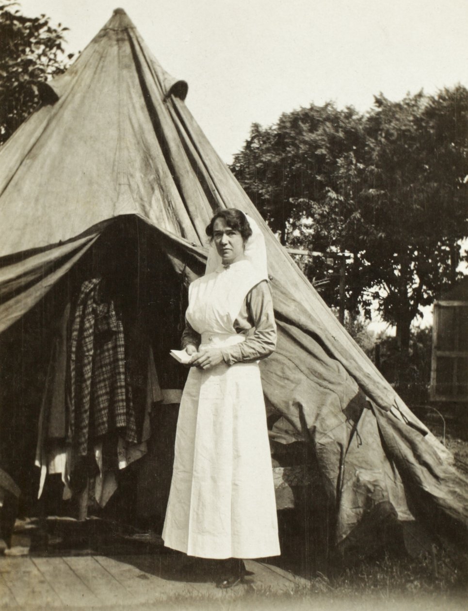 Ada Smith nővér a 2. ausztrál baleset-elhárító állomásról Steenwerck közelében, Trois Arbres, Franciaország, 1916 alkotó: Australian Photographer