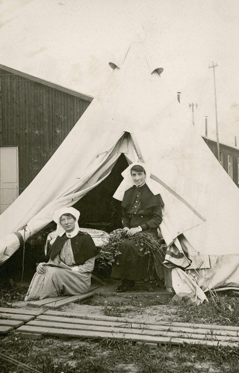 Eleanor Wibmer Jeffries nővér és Nellie Constance Morrice nővér (jobbra) a 3. számú ausztrál Általános Kórház sátra előtt a Somme partjáról szedett virágokkal, kb. 1917. június (bw fotó alkotó: Australian Photographer