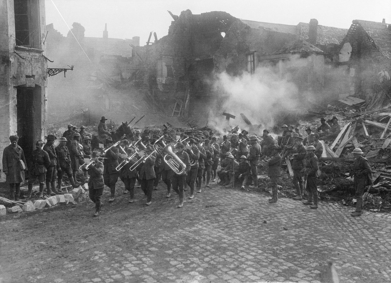 Az 5. ausztrál gyalogdandár bandája, a 19. zászlóalj A Peagam bandmaster őrmester vezetésével, áthalad a Bapaume-i Grande Place-en (Város téren), és a Victoria Marchot játszik, Bapau alkotó: Australian Photographer