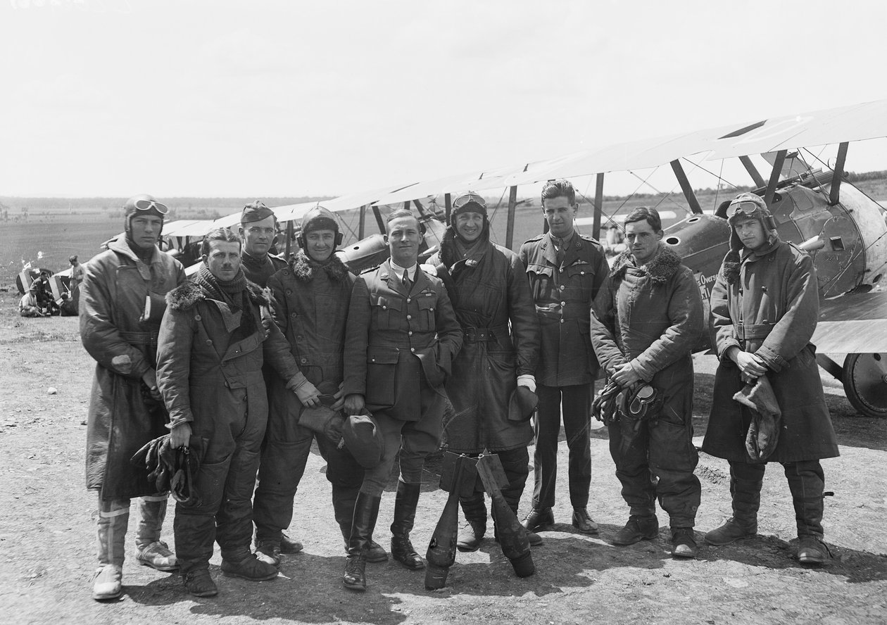 Az A Flight, No. 4 Squadron, Australian Flying Corps (AFC) tisztjei teljes repülőfelszerelésben a Sopwith Camel repülőgépek sora előtt, 1918. június 16. alkotó: Australian Photographer