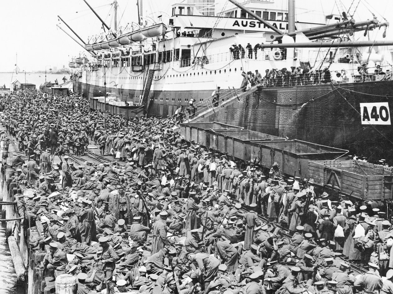 Melbourne kikötőjébe beszálló csapatok az A40 HMAT Ceramic-on, 1915 alkotó: Australian Photographer