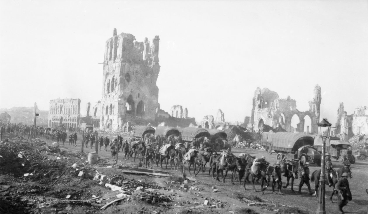 Ypres, Belgium. 1917. október 18. Pakolj öszvéreket, akik ellátmányt vesznek fel a gyalogságtól. Jegyezze meg a háttérben a kagyló megrongált épületeket, 1917. október 18 alkotó: Australian Photographer
