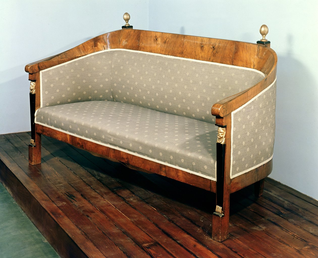 Kanapé, biedermeier stílusú, 1820 körül (gyümölcsfa ébenfával és aranyozott díszítéssel) alkotó: Austrian School