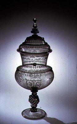 Velencei stílusú serleg fedővel, gyémánthegyes metszet és aranyozás, Innsbruck, 1580 körül (üveg) alkotó: Austrian School